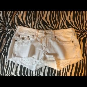 TRUE RELIGION SHORTS SIZE 32
